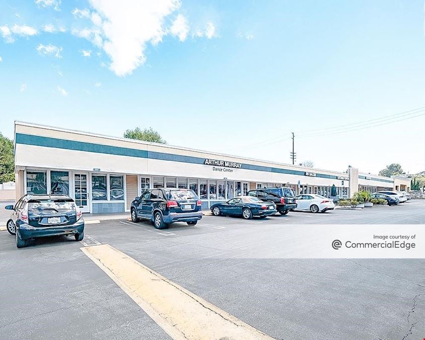 Rolling Hills Plaza - 2591 Airport Drive
