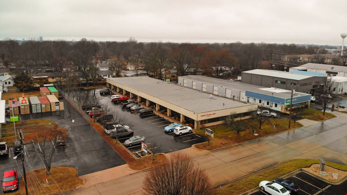 2,735' Office Space & Warehouse on Chestnut & Hwy 65