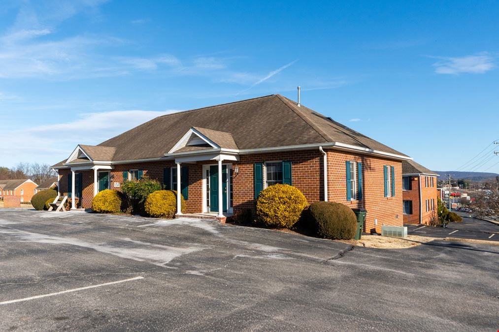 NICE OFFICE SUITE AVAILABLE IN HIGH TRAFFIC LOCATION