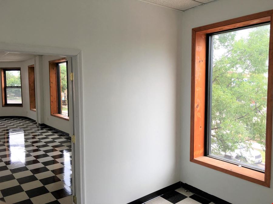CHICAGO LARGE OFFICE & CORNER SPACE (SECOND FLOOR) (Chicago)