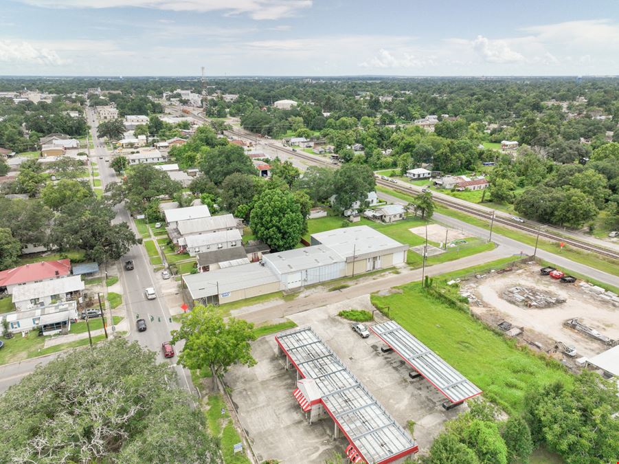 Flexible Showroom / Warehouse Property ±9 Min from Hwy 90