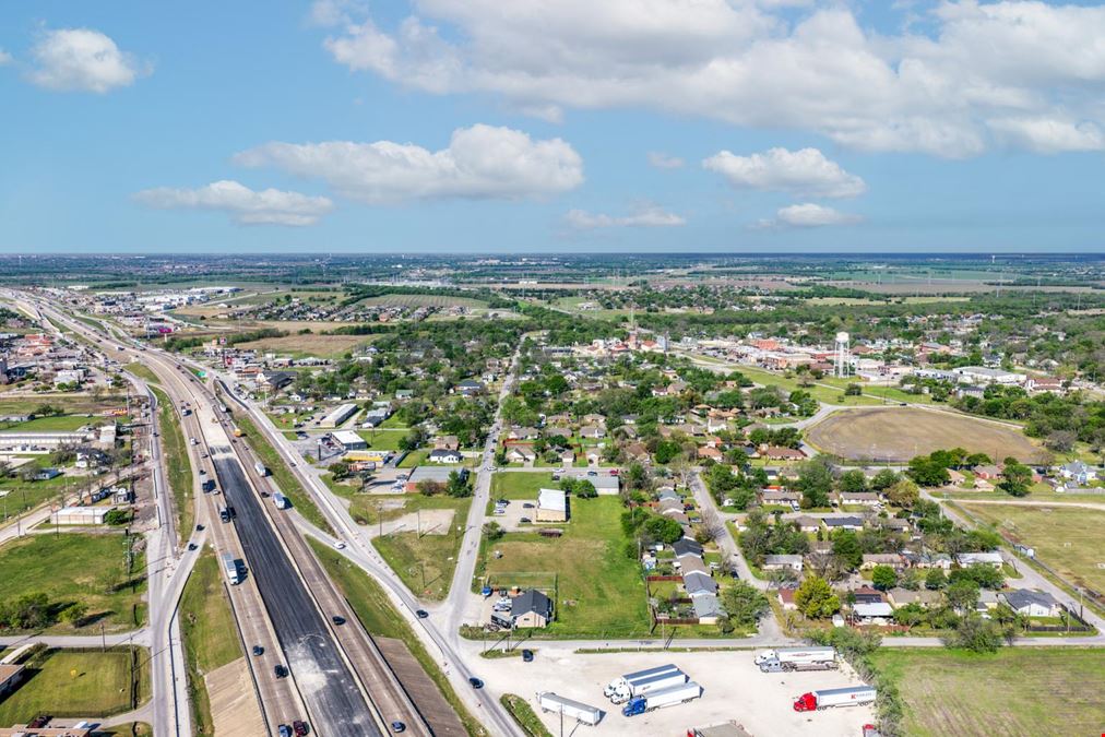 720 E Lamar