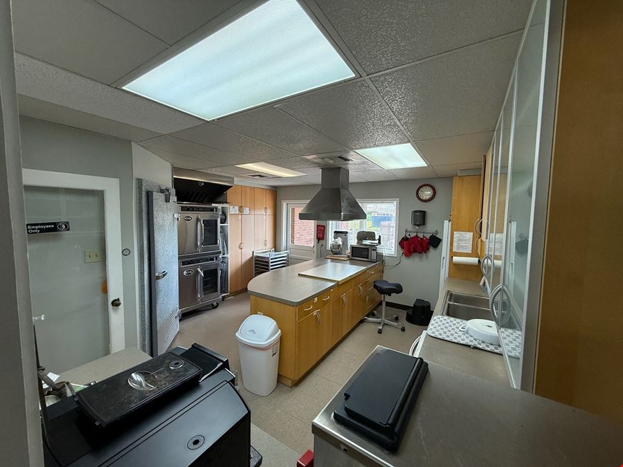 5 Acres 2 Apartments 2 Townhomes 5700 SF Auditorium