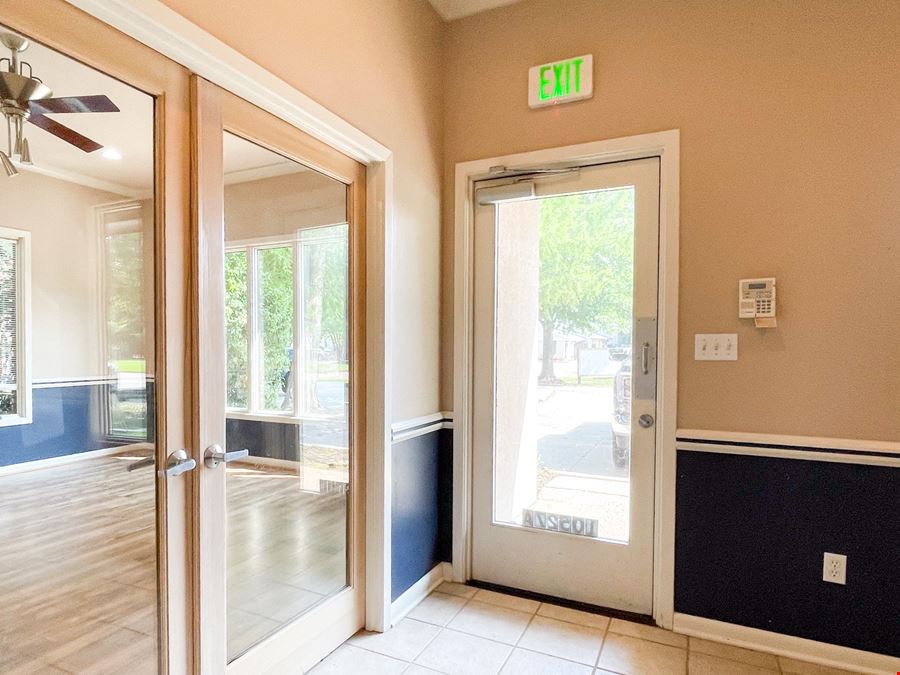 ±2,400 Commercial Space in Cul-De-Sac off Bluebonnet Boulevard
