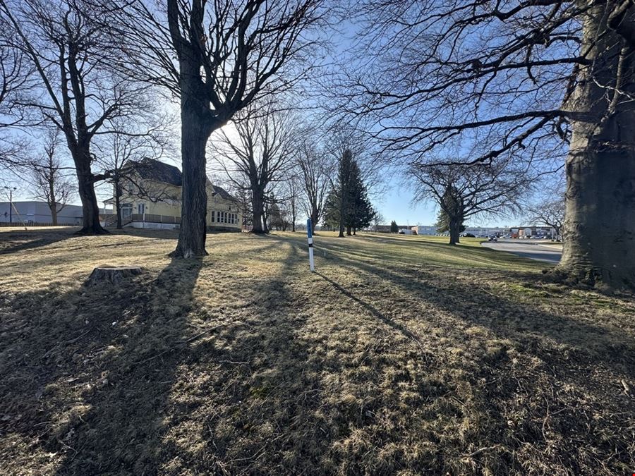435 East Main Rd - 4,024+/- Rental Home on 2.5+/- Acres Vacant Land