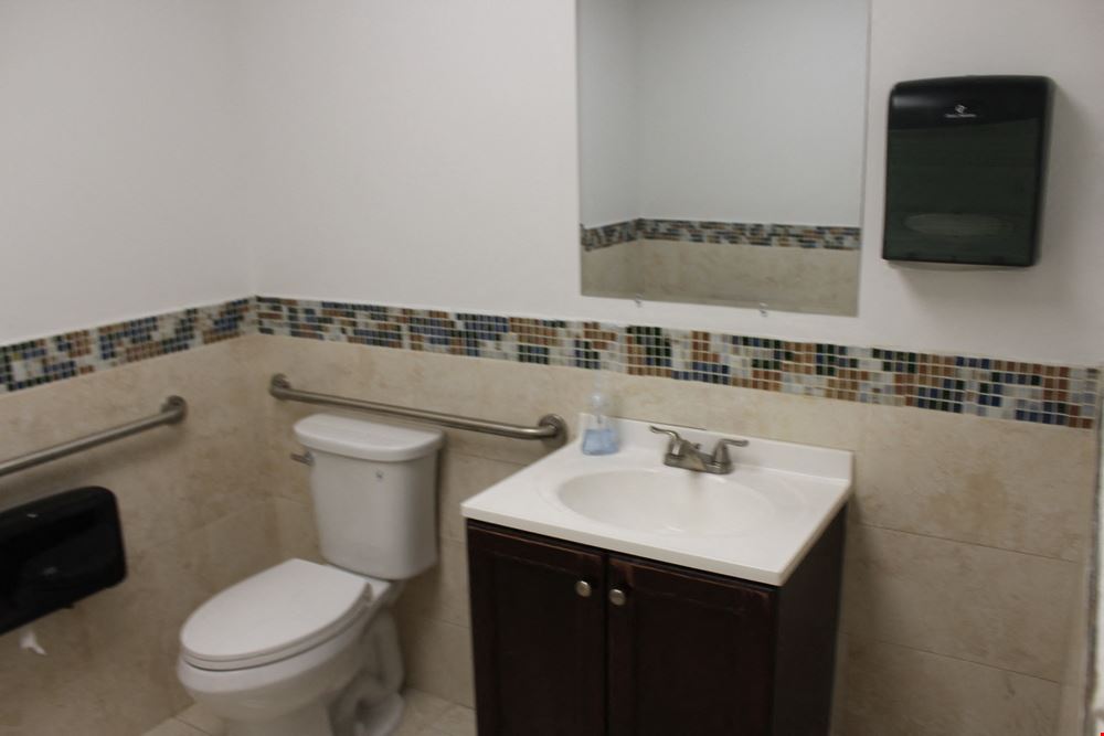 Miami Airport Center - Corner Office/Warehouse for Lease