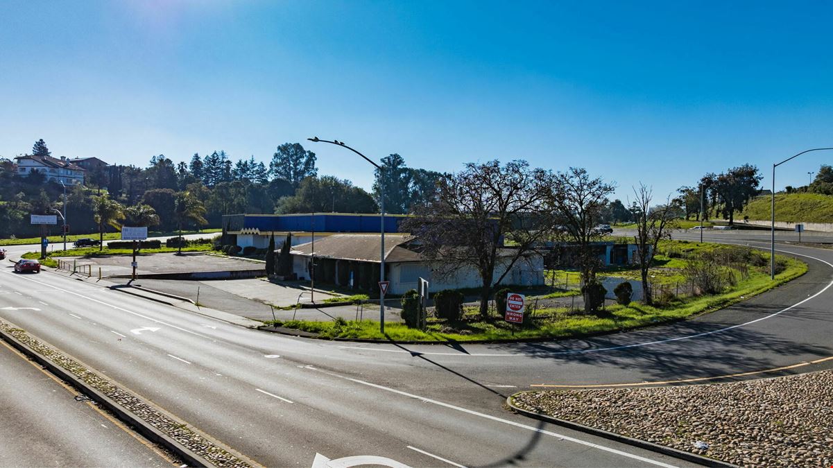 709 & 711 Admiral Callaghan Ln
