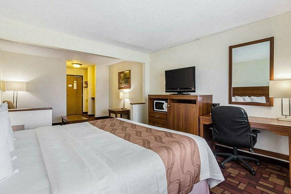 Econolodge by Choice Hotels (Combined with Super 8 by Wyndham in Luverne, MN)
