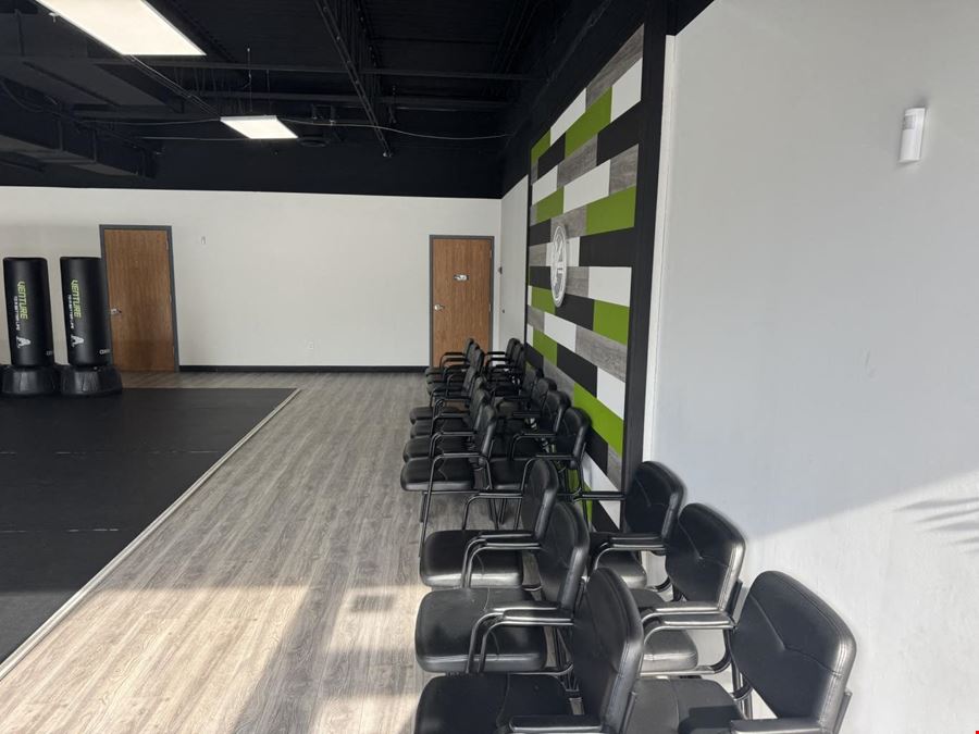 SUBLEASE. Highland Park - Snelling Avenue Retail Center