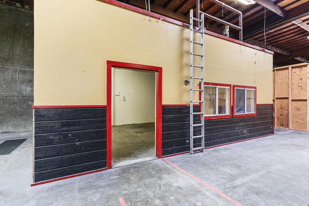 "Unlock Your Storage Solutions in Gardena: Prime Warehouse Space Available Now!"