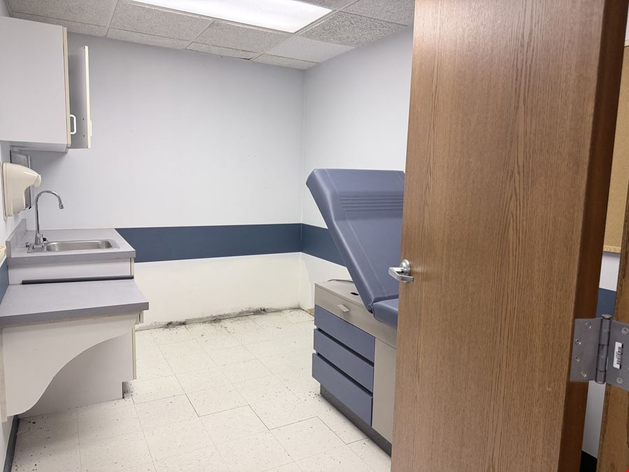 4.500 SF Office/ Medical Facility