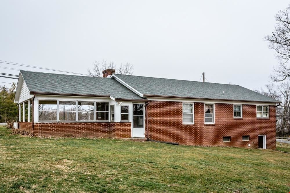 BRICK RANCH OFFICE BUILDING AVAILABLE