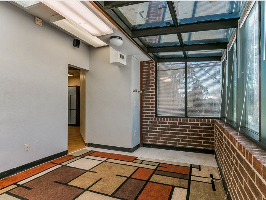 2820 Linda Lane