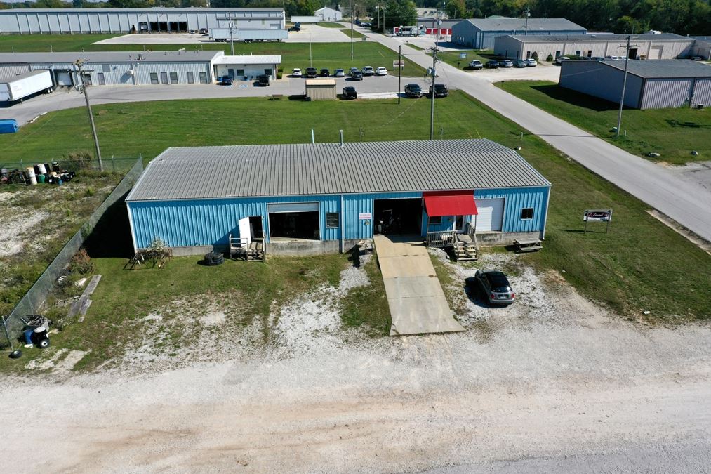 5,000 SF Office / Warehouse Building For Lease in Nixa