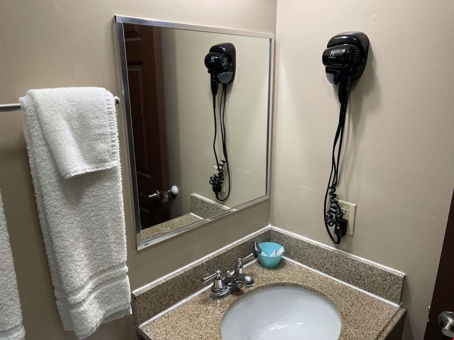 Economy Inn & Suites Ashtabula Ohio