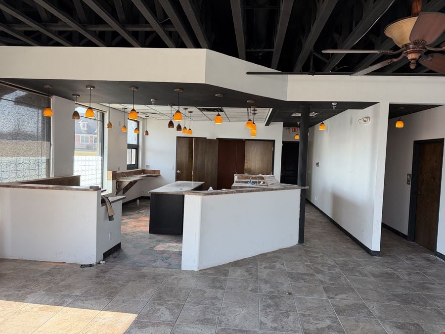 9,759± SF Mixed-Use Commercial Building