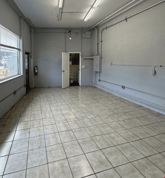 700 - 2,800 SF | 286 Hamilton Avenue | Divisible Industrial Space With Roll-Down Gates & Backyard for Lease