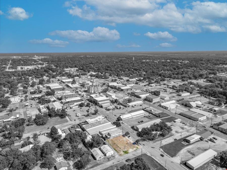 Land for Sale in Downtown Bonham