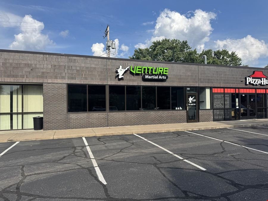 SUBLEASE. Highland Park - Snelling Avenue Retail Center