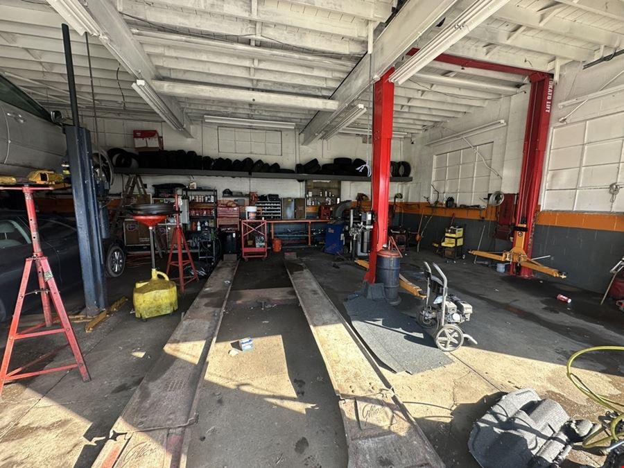 1423 South Park Ave - 1,620+/- SF Automotive/Used Car Lot