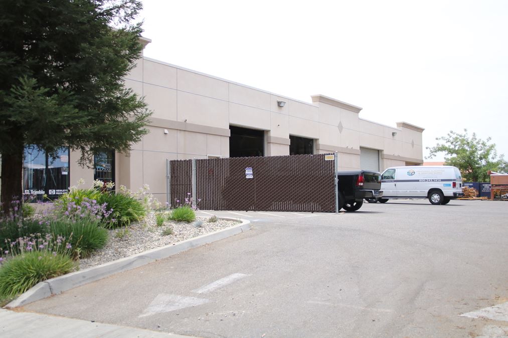 Move-In Ready Office/Warehouse in NW Fresno