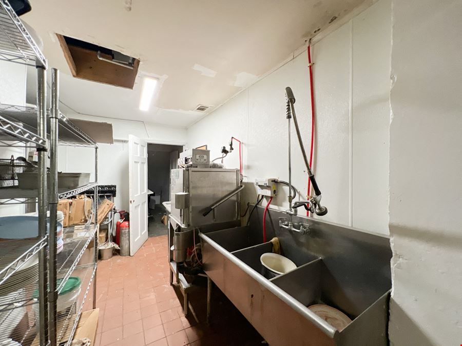 Turnkey Bar in the Heart of the French Quarter - Sale/Lease