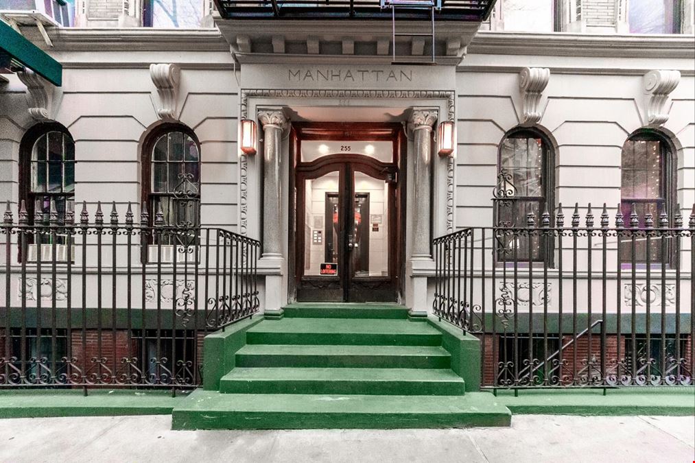255 W 22nd St