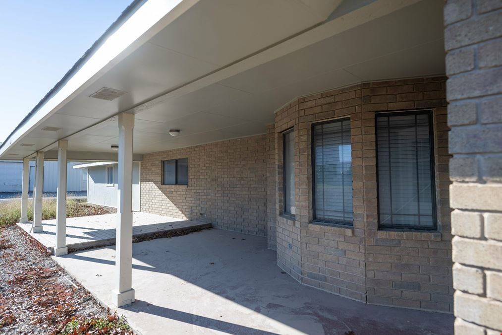 7765 FM 482 - Office