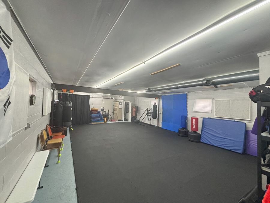 2,472 SF Retail Building for Sale