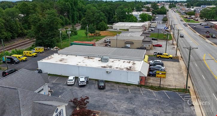 ±7,300-SF Single-Story Commercial Building with Excellent Visibility