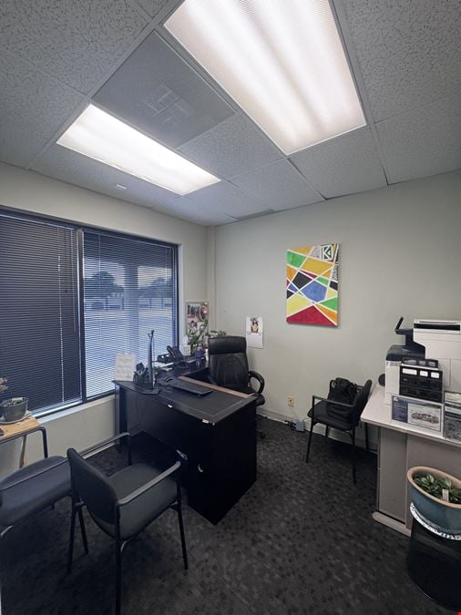 Gladstone Village Center (Retail Suite)