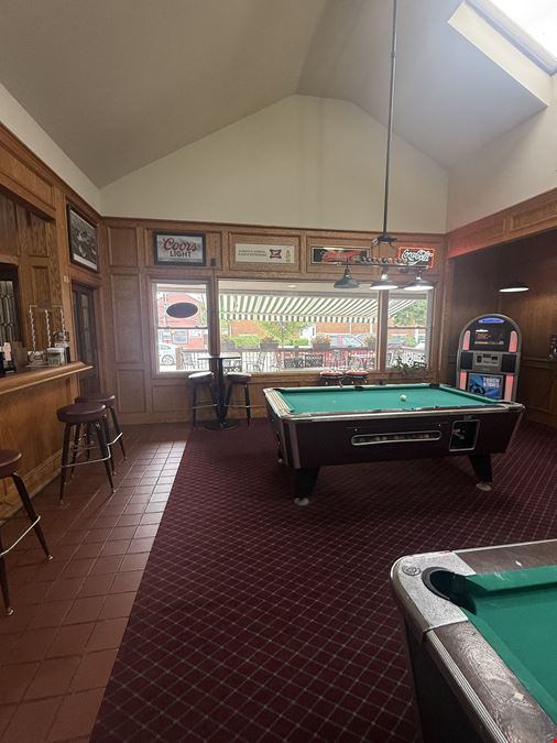 Gar's Lounge