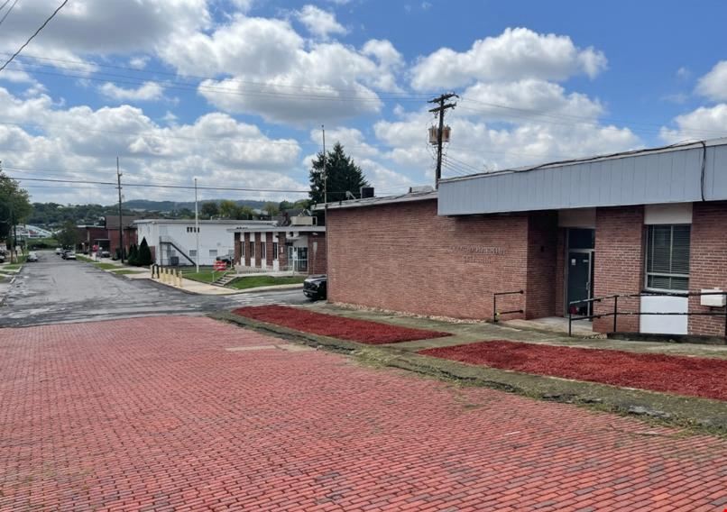 ±24,000 SF BLDG High Ceilings and Loading Docks