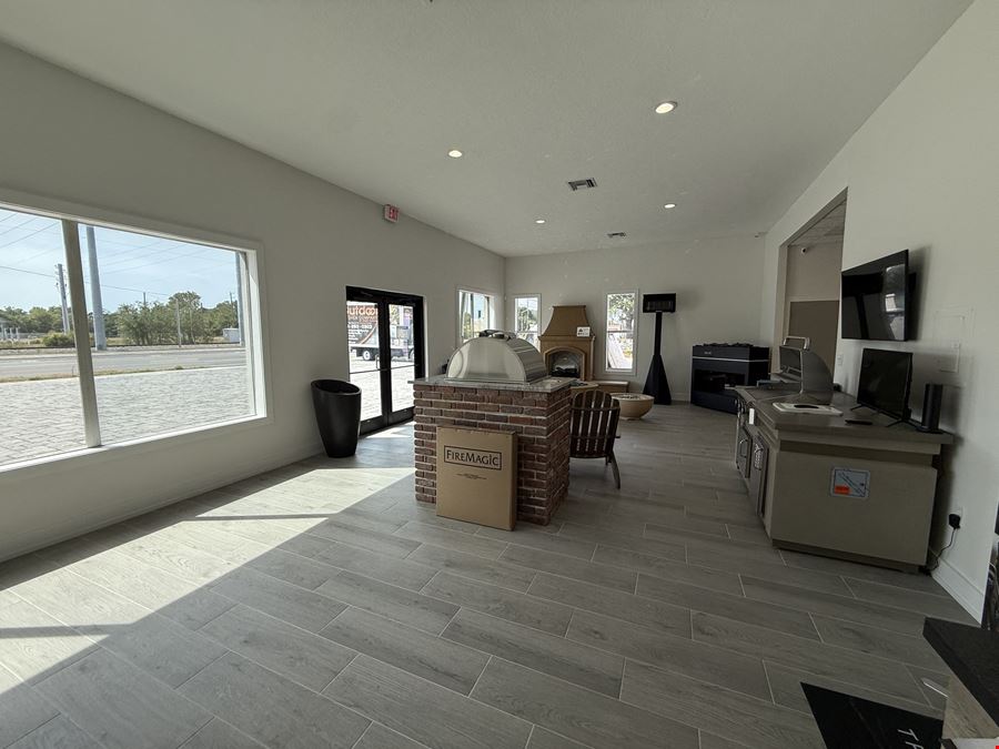 RARE 1.24 AC High-End Showroom/Offices/Warehouse- Hwy 41