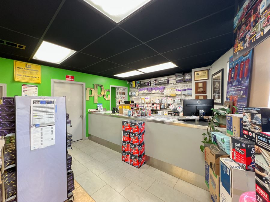 ±3,719 SF Retail / Warehouse Near Veterans Memorial Blvd