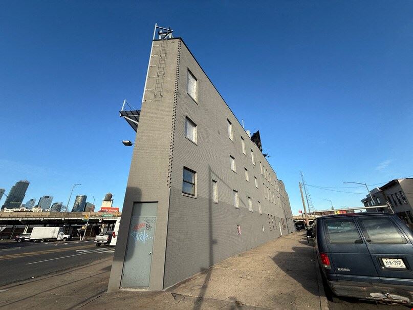 51-03 Van Dam St