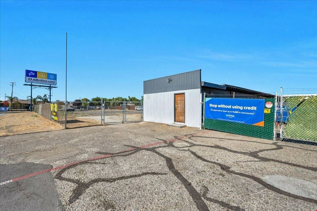 Commercial Building on ±0.75 Acres in Central Fresno, CA