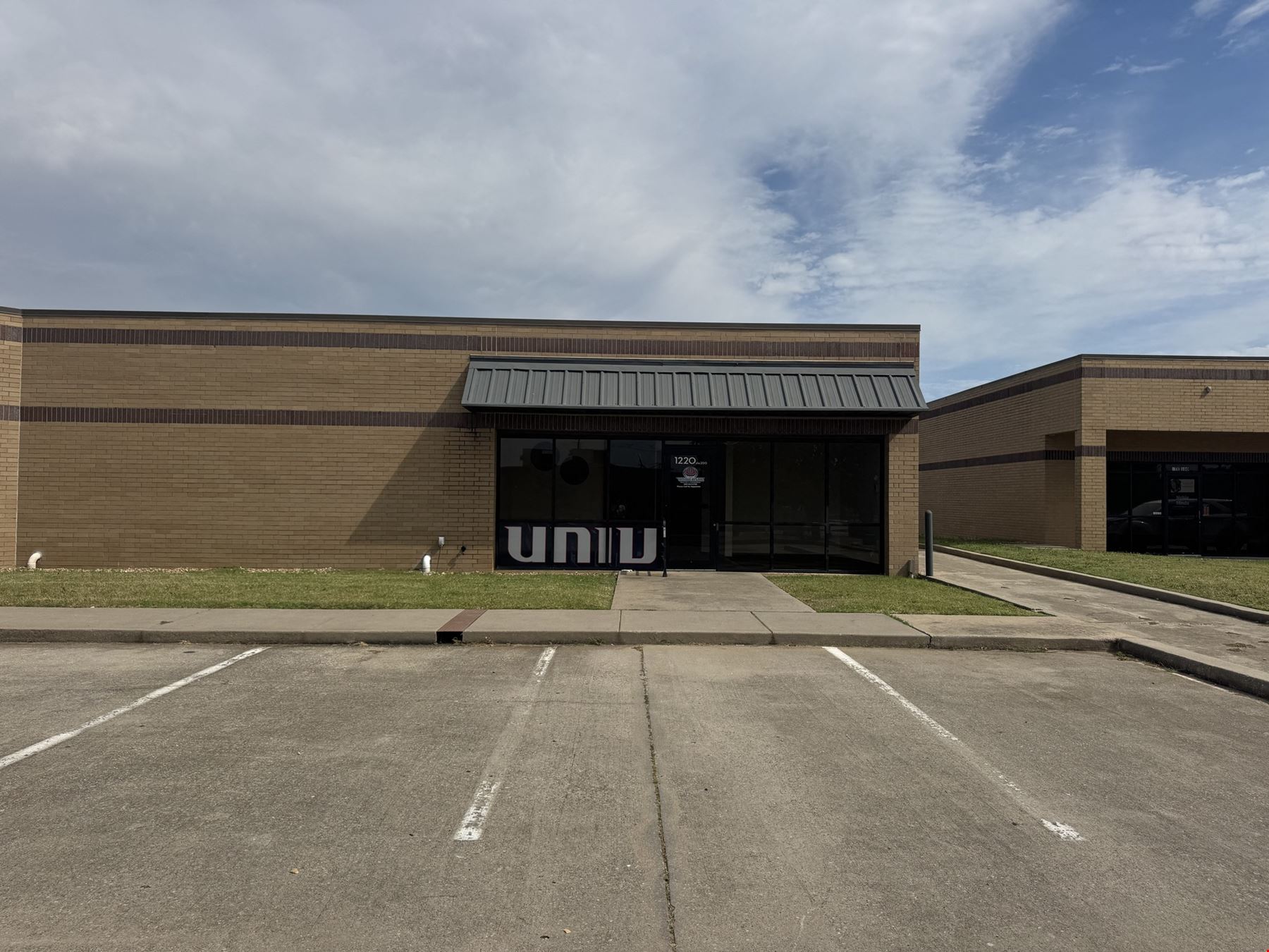 1220 E Robinson St - Retail