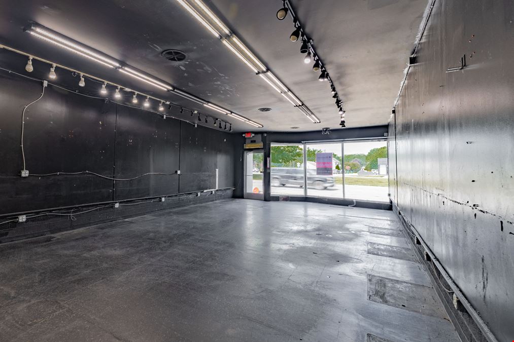 22220–22228 Gratiot Avenue (Units: 22220, 22224, 22228)