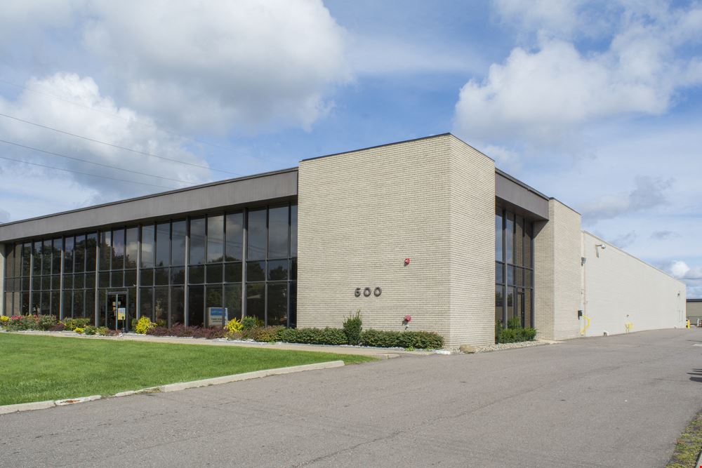 600 W Maple Rd