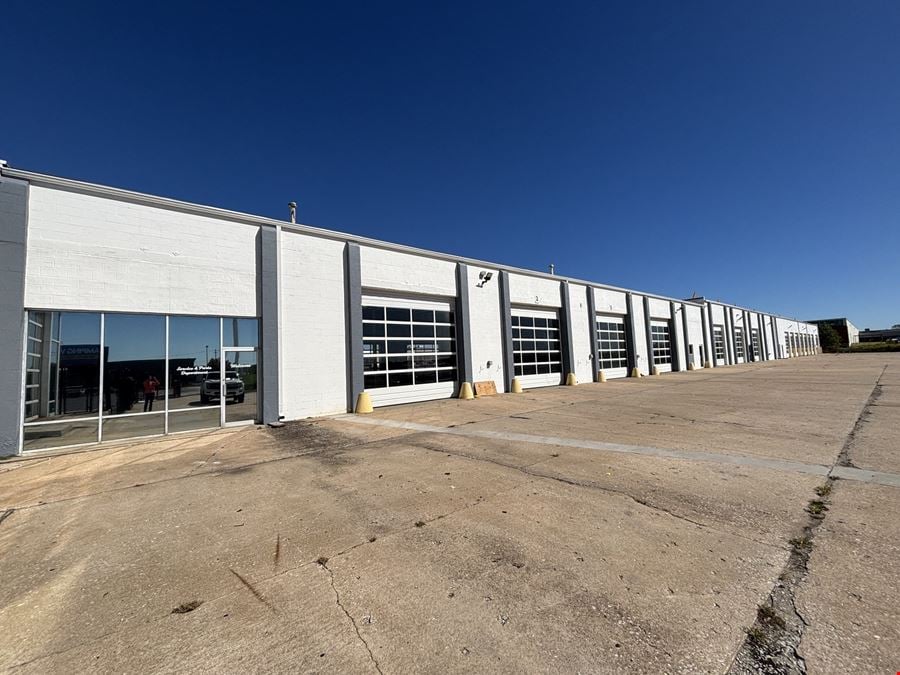 FOR SUBLEASE: 43,434 SF SHOWROOM & SERVICE BUILDING