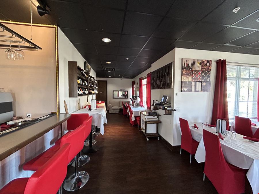 GREAT RESTAURANT LOCATION / FULLY EQUIPPED!