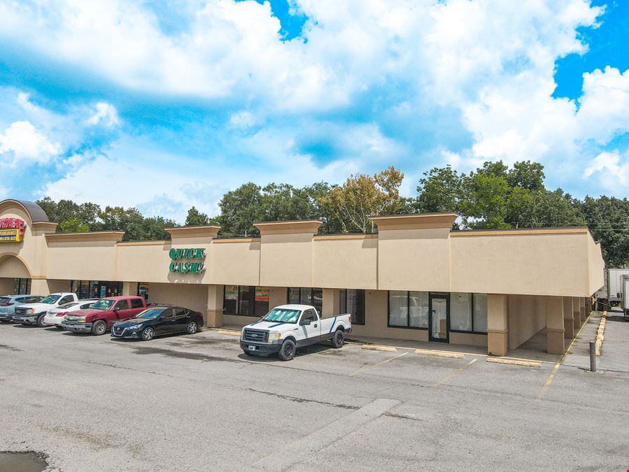 3 Retail Suites Available in Airline Hwy Strip Center