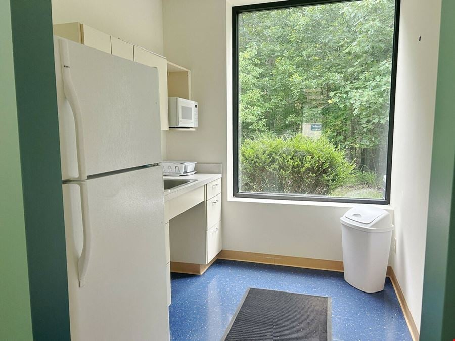 200 Cascade Pointe Ln, Unit 105
