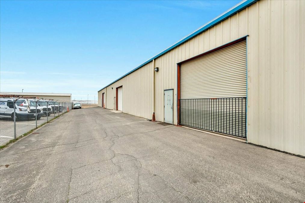 Clean Office/Warehouse Space w/ Rollup Doors