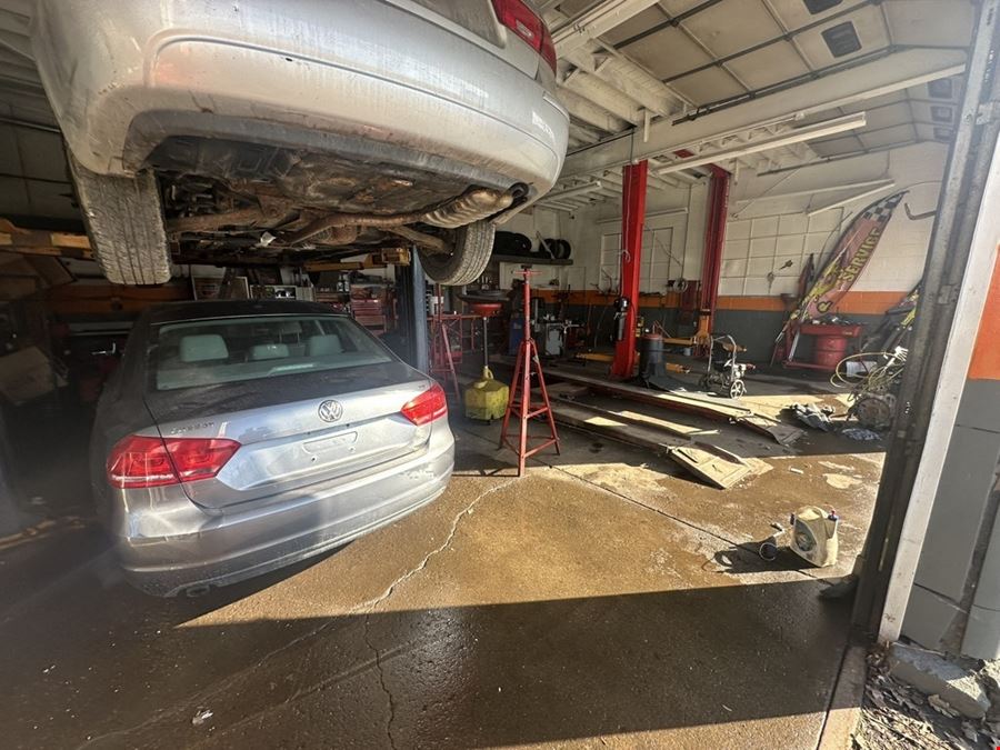 1423 South Park Ave - 1,620+/- SF Automotive/Used Car Lot