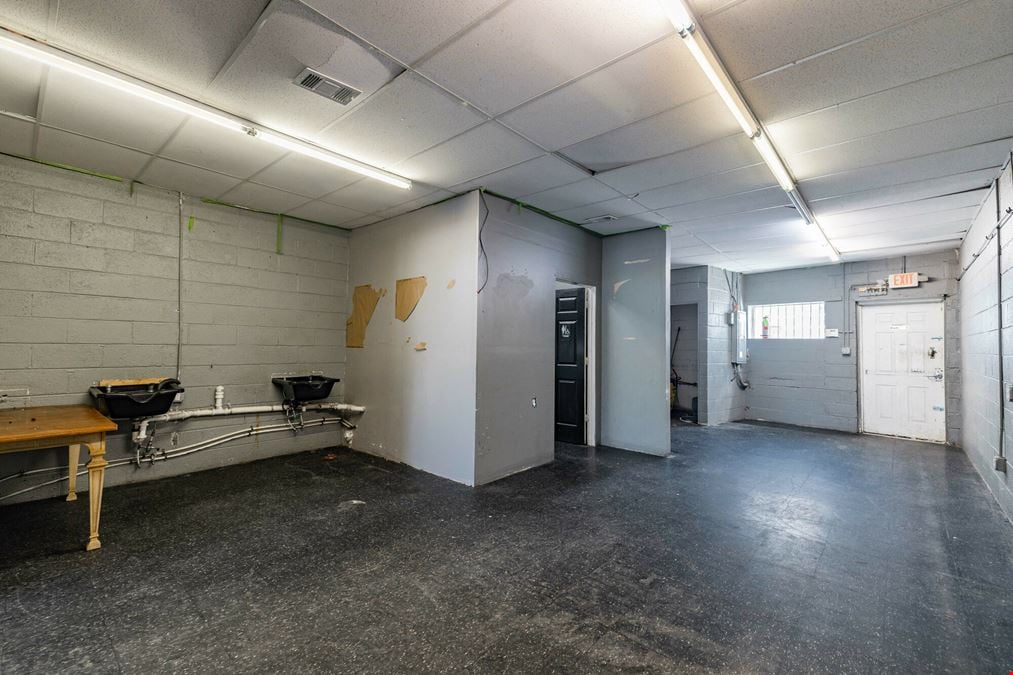 22220–22228 Gratiot Avenue (Units: 22220, 22224, 22228)