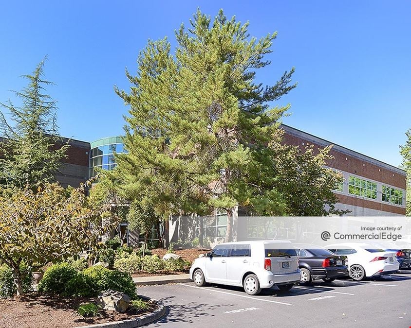 Cornell Oaks Corporate Center - The Commons