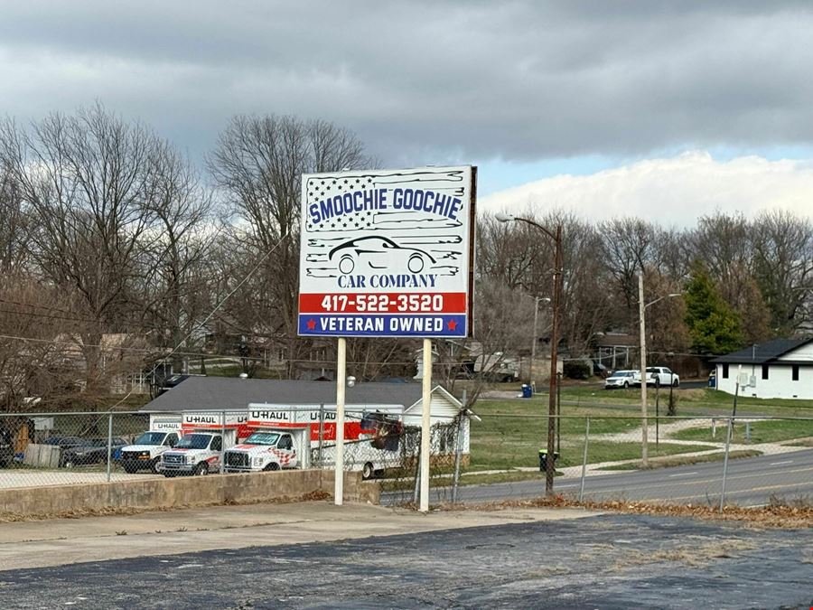 3,167 SF Retail / Warehouse Free Standing Building For Lease