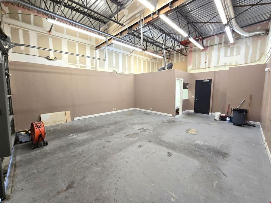 Office / Warehouse 2,021 +/- SQFT